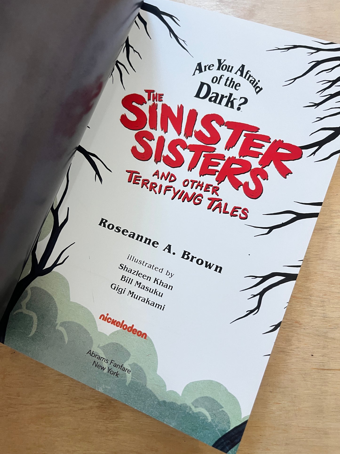 The Sinister Sisters and Other Terrifying Tales (Are You Afraid of the Dark? Graphic Novel #2)